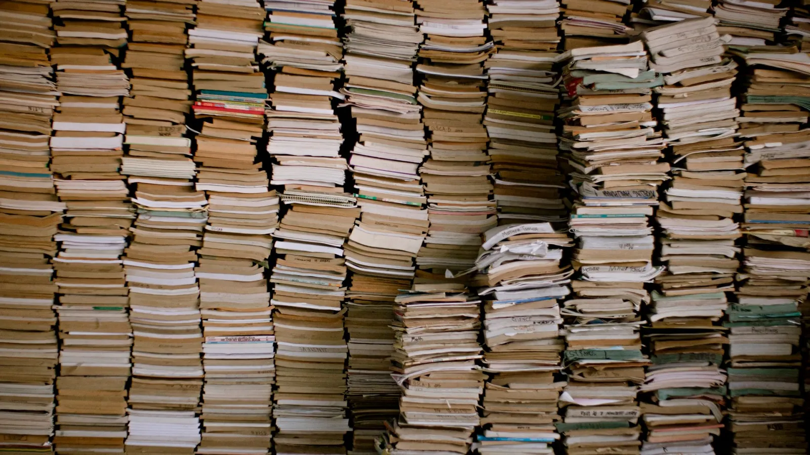 Stapels archiefmateriaal
